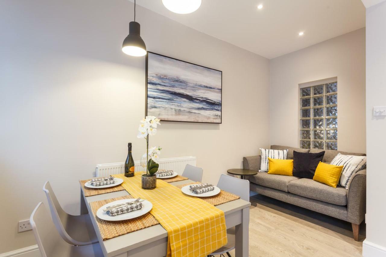 Appartamento Stylish Town Centre House - 300Mbps, Parking & Sunny Decking Bournemouth Esterno foto