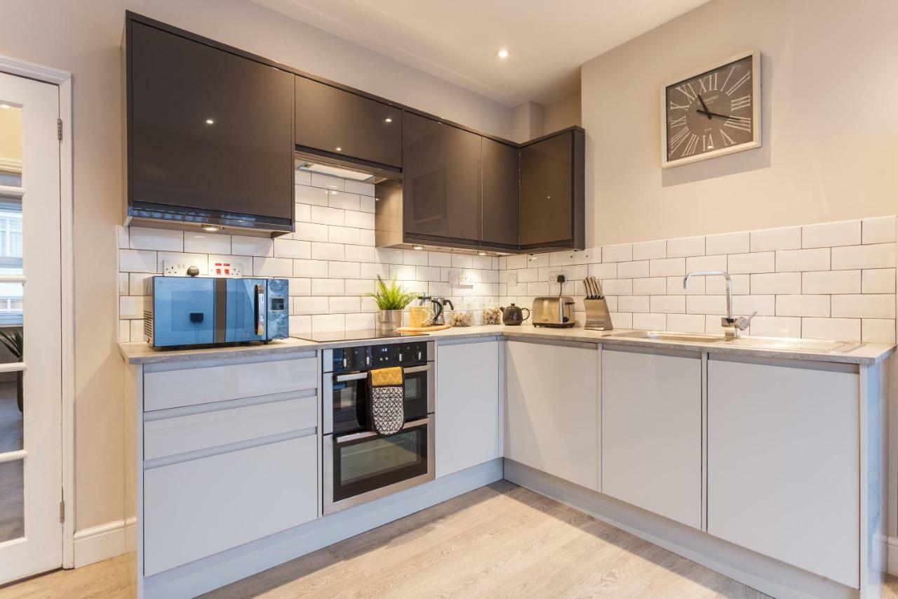 Appartamento Stylish Town Centre House - 300Mbps, Parking & Sunny Decking Bournemouth Esterno foto
