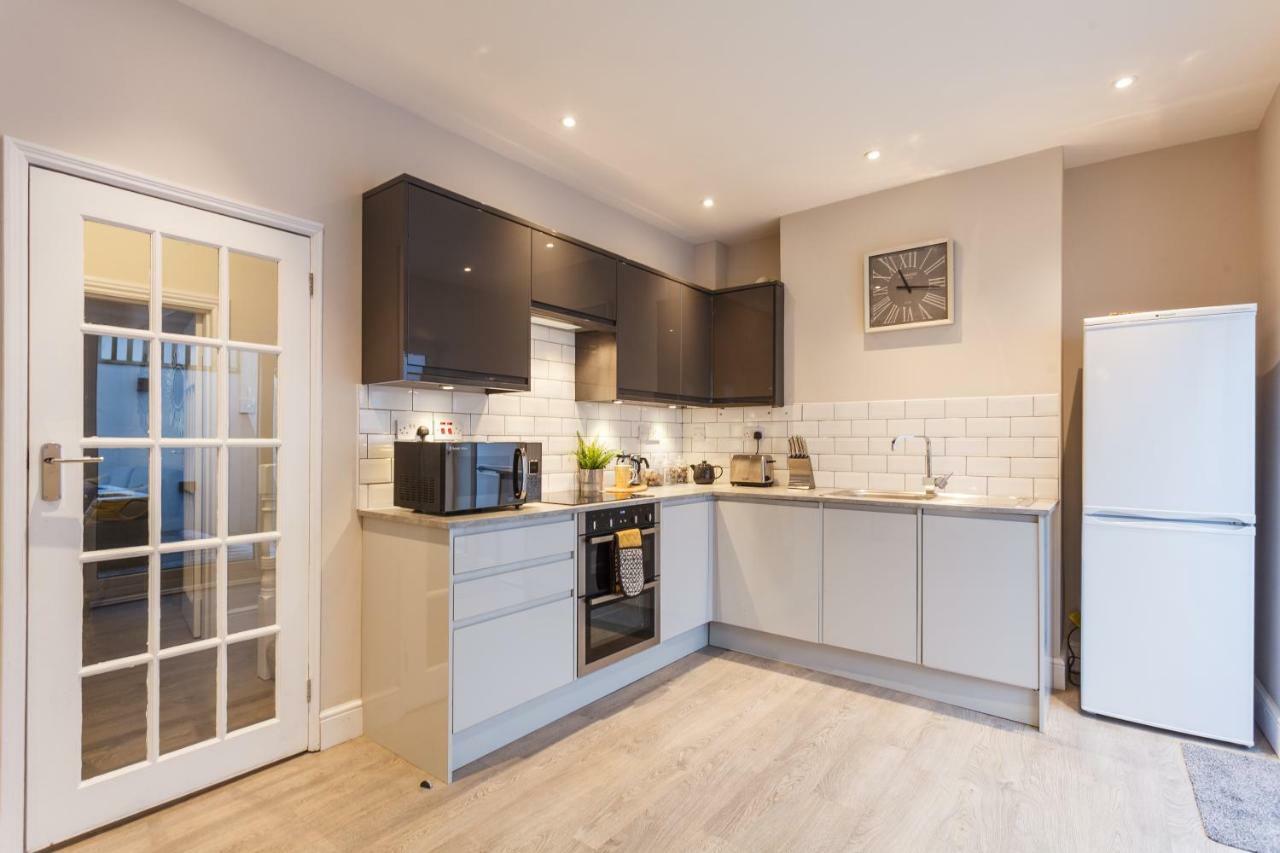 Appartamento Stylish Town Centre House - 300Mbps, Parking & Sunny Decking Bournemouth Esterno foto