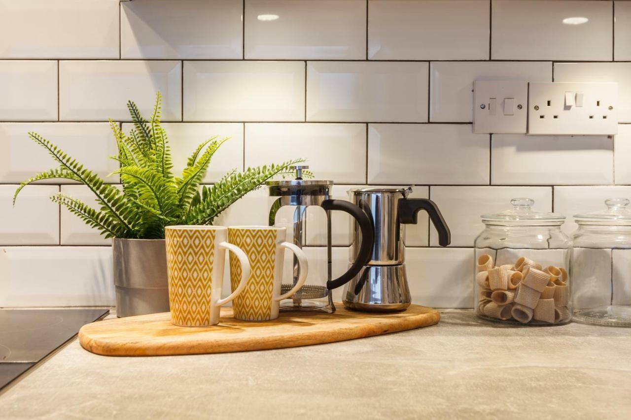 Appartamento Stylish Town Centre House - 300Mbps, Parking & Sunny Decking Bournemouth Esterno foto