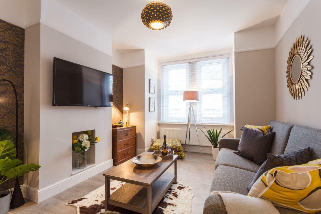 Appartamento Stylish Town Centre House - 300Mbps, Parking & Sunny Decking Bournemouth Esterno foto
